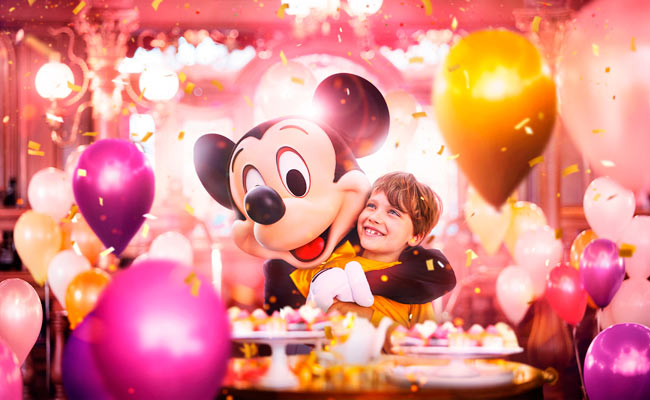 Mickey with kid and balloons